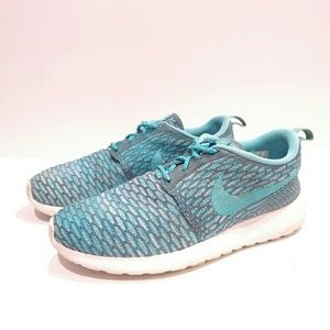 Nike women's light blue Roshe Run Flyknit Sneakers us size 8 beautiful
